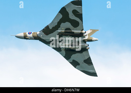 Exmouth, Devon, Angleterre. Un bombardier Vulcan avec sa soute à bombe portes fermées en vol au dessus de Exmouth au cours de l'été villes air show. Banque D'Images