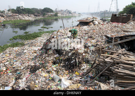 Déchets ménagers étouffe et pollue la rivière Buriganga, la ligne de vie de la capitale, à Dhaka . L'année 2013. Banque D'Images