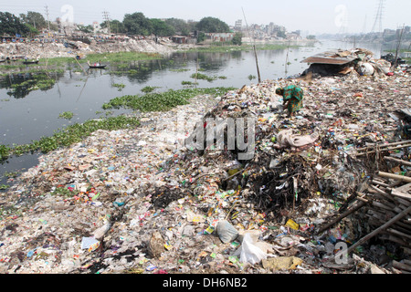 Déchets ménagers étouffe et pollue la rivière Buriganga, la ligne de vie de la capitale, à Dhaka . L'année 2013. Banque D'Images