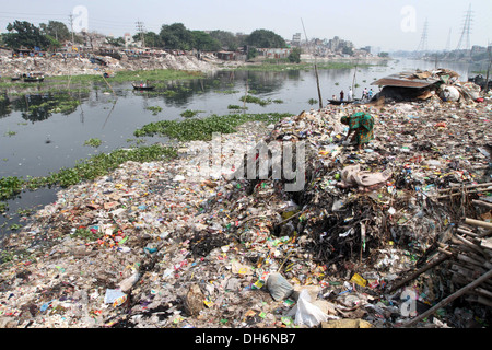 Déchets ménagers étouffe et pollue la rivière Buriganga, la ligne de vie de la capitale, à Dhaka . L'année 2013. Banque D'Images