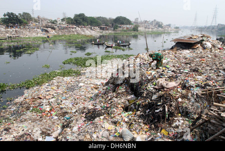 Déchets ménagers étouffe et pollue la rivière Buriganga, la ligne de vie de la capitale, à Dhaka . L'année 2013. Banque D'Images