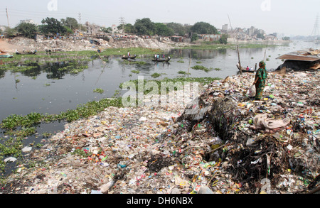 Déchets ménagers étouffe et pollue la rivière Buriganga, la ligne de vie de la capitale, à Dhaka . L'année 2013. Banque D'Images