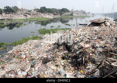 Déchets ménagers étouffe et pollue la rivière Buriganga, la ligne de vie de la capitale, à Dhaka . L'année 2013. Banque D'Images