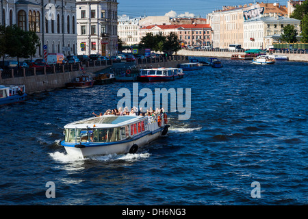 Bateau avec les touristes sur la Rivière Fontanka en Saint Petersburg, Russie Banque D'Images