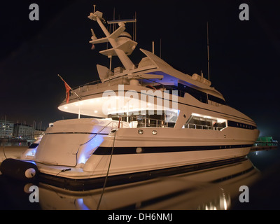 Yacht de luxe en hiver nuit Banque D'Images