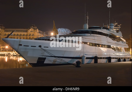 Yacht de luxe moderne dans la nuit Banque D'Images