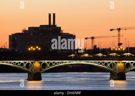 L'Isabel II ou Triana pont sur la rivière Guadalquivir Banque D'Images