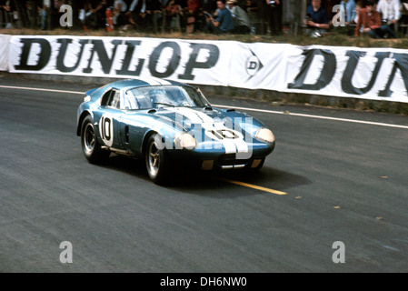 Johnson-Tom Bob Payne's American Shelby Cobra Daytona coupe racing dans les 24 Heures du Mans le 20 juin 1965. Banque D'Images