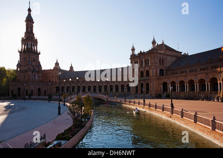 Soleil derrière la tour nord de la Plaza de España à Séville Banque D'Images