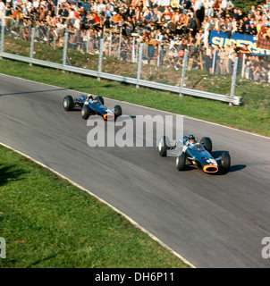 Graham Hill BRM P261 conduit Jackie Stewart BRM P261 à la Parabolica. Stewart a remporté la course. L'Italien GP Monza, Italie, 12 sept 1965. Banque D'Images