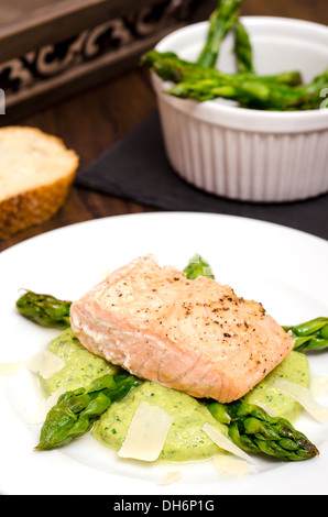 Saumon rôti avec du poivre et de l'asperge verte Banque D'Images