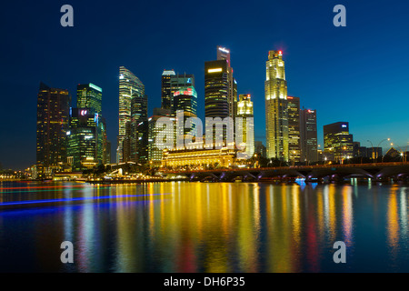 Skyline de Singapour et Marina Bay après le coucher du soleil. Banque D'Images