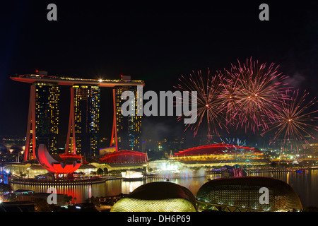 Défilé National Firework & Light Show Laser sur Marina Bay, Singapour. Banque D'Images