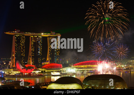 Défilé National Firework & Light Show Laser sur Marina Bay, Singapour. Banque D'Images