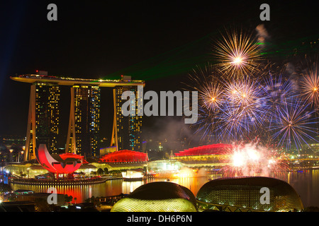 Défilé National Firework & Light Show Laser sur Marina Bay, Singapour. Banque D'Images