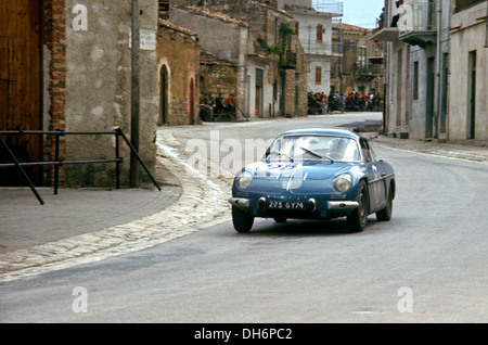 Joseph Thomas dans une Alpine Renault A110 à la Targa Florio, en Sicile 8 mai 1966. Banque D'Images