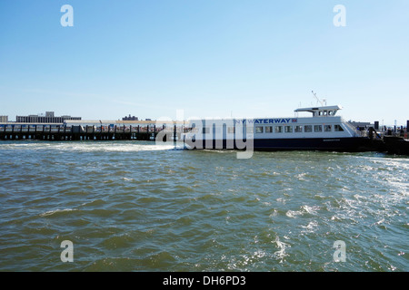 Ferry boat sur la rivière Hudson à NEW YORK Banque D'Images
