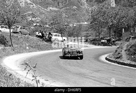 Ted Worswick-Richard Bond Austin-Healey 3000 course à la Targa Florio, en Sicile en 1967. Banque D'Images