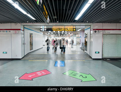 La station de métro Place du Peuple - échanges entre les lignes 1, 2 et 8 - à Shanghai, Chine Banque D'Images