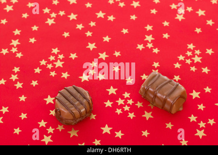 Deux délicieux pralinés sur fond rouge Banque D'Images