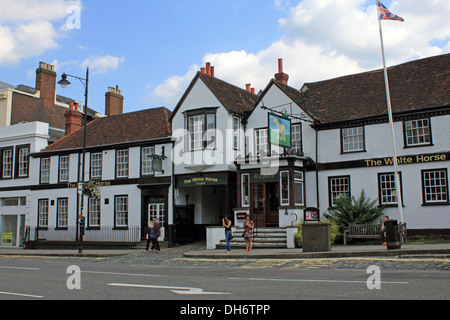 Le White Horse pub dans la High Street Dorking Surrey England UK Banque D'Images