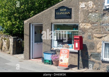 Village shop corner shop minuscule épicerie Épicerie dépanneur du coin Llangian Péninsule Llŷn Gwynedd North Wales UK Banque D'Images