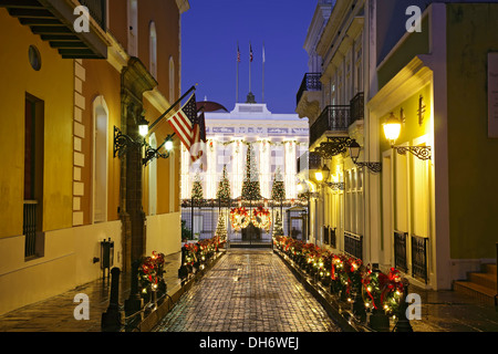 La Fortaleza (Governor's Mansion) Décorées pour Noël et des drapeaux, au crépuscule, Old San Juan, Puerto Rico Banque D'Images