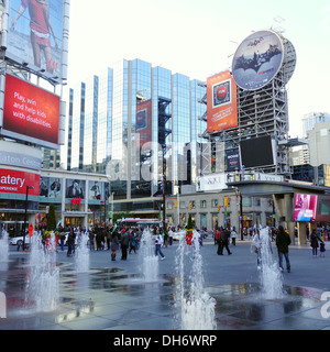 Avis de Dundas Square, au centre-ville de Toronto, Canada Banque D'Images