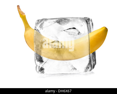 Banane dans un cube de glace isolé sur fond blanc Banque D'Images