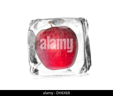 Apple dans un cube de glace isolé sur fond blanc Banque D'Images