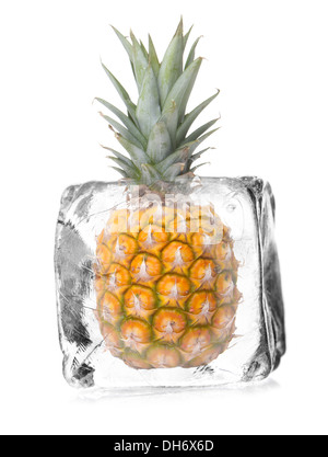 L'ananas dans un cube de glace isolé sur fond blanc Banque D'Images