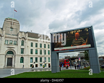 BBC Grand écran au Général Gordon Place, Woolwich, Londres, Angleterre, Royaume-Uni Banque D'Images