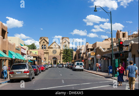 Vue vers le bas à l'est San Francisco Street en direction de la Cathédrale Saint François, Santa Fe, New Mexico, USA Banque D'Images