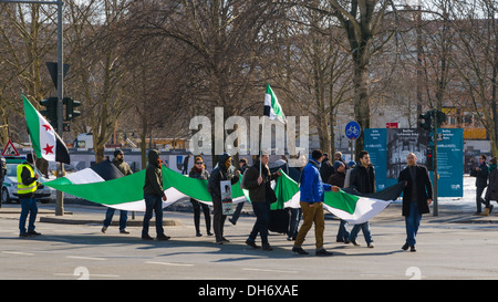 BERLIN - 16 mars : des militants pro-manifestants d'opposition portant le drapeau syrien sur manifestation contre régime d'Assad Banque D'Images