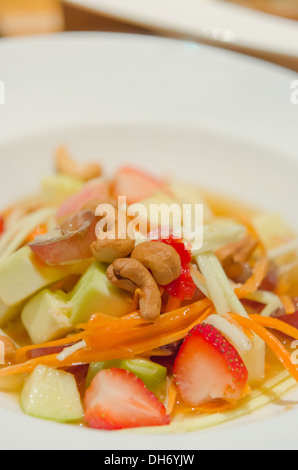 Mélange épicé salade de fruits , une cuisine de style thaïlandais Banque D'Images