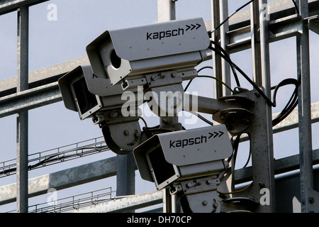 Porte à péage sur une autoroute. Le système de caméra technologie de micro-ondes pour la surveillance du mouvement des camions République tchèque Banque D'Images