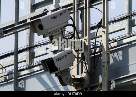 Porte à péage sur une autoroute. Le système de caméra technologie de micro-ondes pour la surveillance du mouvement des camions République tchèque Banque D'Images