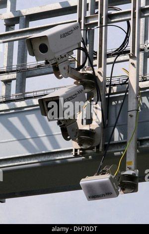 Porte à péage sur une autoroute. Le système de caméra technologie de micro-ondes pour la surveillance du mouvement des camions République tchèque Banque D'Images