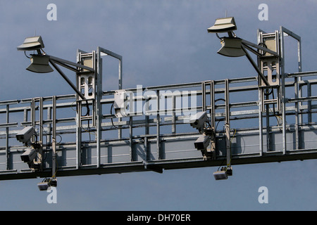 Porte à péage sur une autoroute. Le système de caméra technologie de micro-ondes pour la surveillance du mouvement des camions République tchèque Banque D'Images