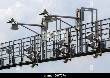 Porte à péage sur une autoroute. Le système de caméra technologie de micro-ondes pour la surveillance du mouvement des camions République tchèque Banque D'Images