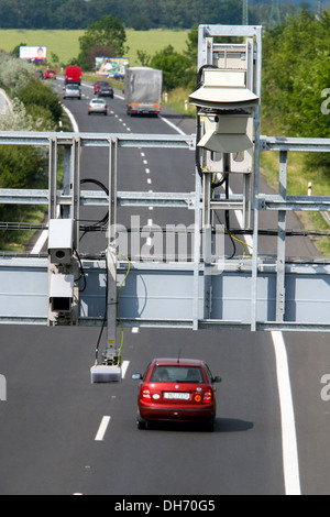 Porte à péage sur une autoroute. Le système de caméra technologie de micro-ondes pour la surveillance du mouvement des camions République tchèque Banque D'Images