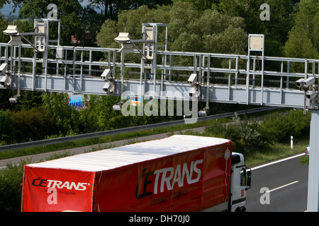 Porte à péage sur une autoroute. Le système de caméra technologie de micro-ondes pour la surveillance du mouvement des camions République tchèque Banque D'Images