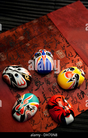 Masque de l'Opéra de Pékin sur le tissu de soie, Opéra de Pékin volume maquillage du visage Banque D'Images