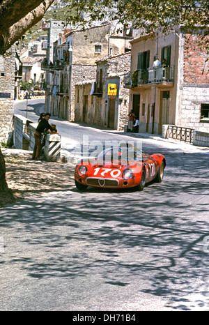 Andrea de Adamich-Jean Rolland's Alfa Romeo T33 racing dans la Targa Florio, en Sicile en 1967. Banque D'Images