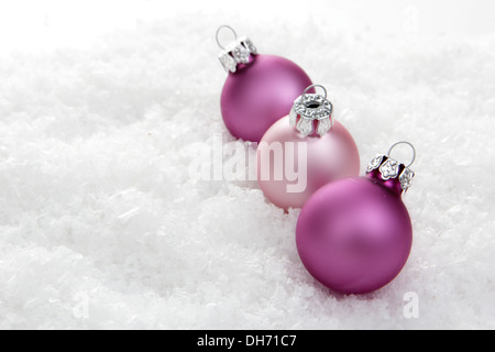 Rose de Noël, des boules de Noël sur fond blanc avec de la neige artificielle Banque D'Images