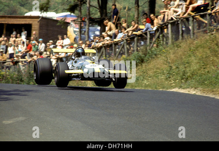 GP d'Allemagne vainqueur Jacky Ickx sur les œuvres Brabham BT26A la tête d'une F2 Matra dans l'Sudkehre corner. Nurburgring, Allemagne 1969. Banque D'Images