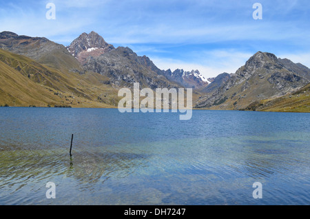 Une journée ensoleillée sur le lac Querococha, près de Huaraz, Pérou Banque D'Images