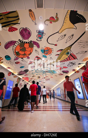 Les créatures de la mer à l'intérieur du mur de graffiti tunnel pour piétons de Suria KLCC, la Malaisie. Banque D'Images