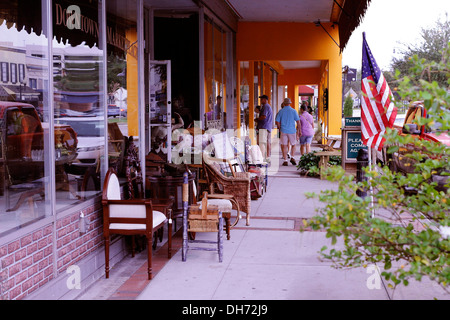 Des chaises à l'extérieur d'un magasin de meubles dans la vieille ville de Kissimmee, à proximité de Orlando, Novembre 2013 Banque D'Images