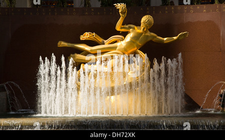 Statue de Prométhée au Rockefeller Center à New York City Banque D'Images